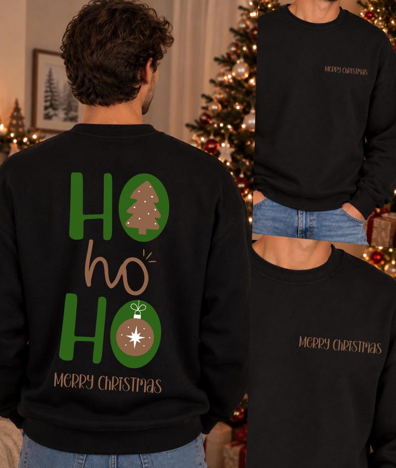 Pode incluir: Uma camisola preta de gola redonda com um gr&aacute;fico nas costas com o texto HO ho HO em verde e castanho, incluindo uma &aacute;rvore de Natal castanha e um ornamento. A zona do peito apresenta o texto MERRY CHRISTMAS em letras castanhas.