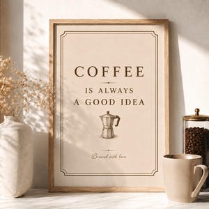 Może przedstawiać: Prostokątny obraz w ramie z jasnobeżowym tłem i ciemnobrązową ramką. Tekst brzmi COFFEE IS ALWAYS A GOOD IDEA z małą ilustracją kawiarki pośrodku oraz napisem Brewed with love znajdującym się poniżej grafiki.