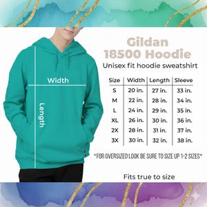 Puede incluir: Sudadera con capucha unisex Gildan 18500 de color verde azulado. La imagen incluye una tabla de tallas con medidas en pulgadas para el ancho, el largo y el largo de la manga. El texto indica que la sudadera es fiel a la talla.