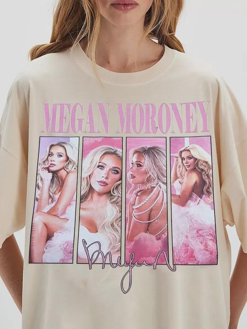 Puede incluir: Camiseta color crema con el nombre "Megan Moroney" en rosa sobre cuatro im&aacute;genes enmarcadas de una mujer en rosa. La palabra "Bruja" est&aacute; escrita en cursiva debajo de las im&aacute;genes.