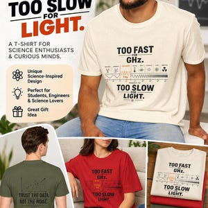 Op de afbeelding: Een t-shirt met korte mouwen voorzien van een grafische print met de tekst "TOO FAST FOR GHz. TOO SLOW FOR LIGHT." en een frequentiespectrumdiagram. Het shirt is verkrijgbaar in crème, rood en olijfgroen, met een tweede ontwerp "TRUST THE DATA. NOT THE NOISE."