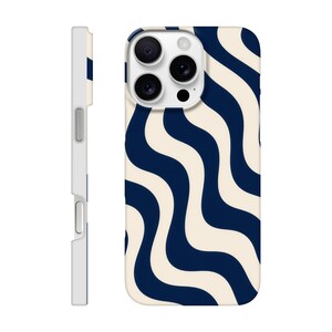 Puede incluir: Una funda para smartphone con un patrón repetitivo de líneas onduladas verticales en azul marino oscuro y crema. La funda muestra un recorte para cámara de triple lente en la parte posterior y una vista lateral del perfil delgado.
