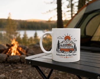 Mug « L'aventure est au rendez-vous » pour les campeurs et les amateurs de café en voyage.