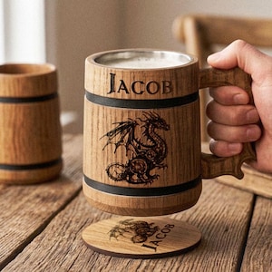 Peut inclure: Ensemble de trois mugs en céramique avec une finition mate et mouchetée. Les mugs sont de couleur crème, gris clair et gris foncé. Chaque mug présente un design simple et minimaliste, idéal pour le café ou le thé.