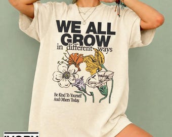 Camiseta "Todos crecemos de maneras diferentes", camiseta con cita inspiradora, camiseta sobre salud mental, camiseta con afirmación positiva, camiseta con estampado floral.