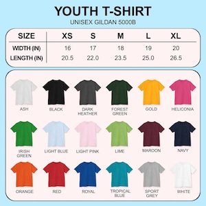 Pu&ograve; includere: Tabella di T-shirt per ragazzi in vari colori: cenere, nero, grigio scuro, verde foresta, oro ed eliconia. Taglie da XS a XL, con misure di larghezza e lunghezza in pollici, convertite in cm.
