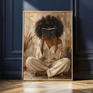 Pu&ograve; includere: Una stampa d'arte incorniciata raffigurante una persona con capelli scuri e ricci seduta a gambe incrociate, che indossa una camicia color crema abbottonata e pantaloni abbinati, tenendo un libro Holy Bible nero aperto davanti al viso.