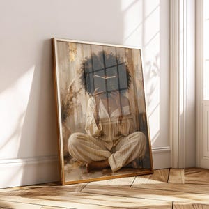 Pu&ograve; includere: Una stampa artistica incorniciata raffigurante una persona con capelli scuri e ricci seduta a gambe incrociate mentre tiene un libro aperto davanti al viso. La persona indossa una camicia beige chiaro abbottonata e pantaloni abbinati in stile pittorico.