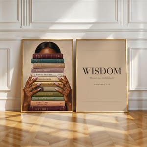 Peut inclure: Deux affiches murales rectangulaires. L'affiche de gauche montre une personne tenant une pile de livres intitulés Holy Bible, Christ, John & Romans, Book of Genesis, The Grace of God, Book of Revelation, Christian Bible, Book of Proverbs, Book of Psalms. L'affiche de droite présente le texte WISDOM, Blessed are those who find wisdom, et PROVERBS 3:13.