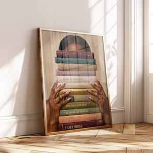 Może przedstawiać: Oprawiony wydruk przedstawiający stos książek z tytułami takimi jak "Holy Bible" i "Book of Psalms". Obraz zawiera twarz i dłonie osoby ozdobione pierścionkami i długimi paznokciami. Książki są w różnych kolorach, w tym zielonym, brązowym i fioletowym.