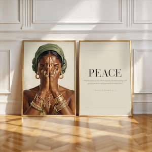 Puede incluir: Dos cuadros de pared enmarcados. La lámina de la izquierda muestra a una persona de piel oscura con un pañuelo verde y joyas doradas, con las manos juntas en oración. La de la derecha tiene un fondo crema con el texto PEACE y Philippians 4:7.