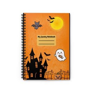 Op de afbeelding: Spiraalgebonden notitieboek met een oranje kaft. De kaft toont een zwart spookhuis, vleermuizen, een volle maan, een spook en een pompoen. De tekst "My Spooky Notebook" staat op de kaft. Halloween thema.