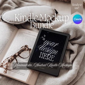 Op de afbeelding: Een Kindle mockup bundel met een zwarte e-reader met "your design HERE" op een donkere achtergrond. De afbeelding bevat een open boek, een bril en een slaapmasker, allemaal gerangschikt op een neutraal gekleurde deken. Tekst: "Kindle Mockup Bundle" en "Minimalistic, Neutral Kindle Mockups."