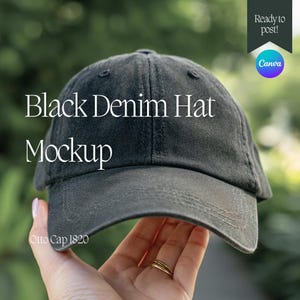 Könnte beinhalten: Ein schwarzer Denim-Hut-Mockup. Der Hut wird von einer Hand gehalten. Der Hut hat einen gebogenen Schirm und eine abgerundete Krone. Der Text "Black Denim Hat Mockup" wird auf dem Hut angezeigt. Der Text "Otto Cap 1820" ist ebenfalls sichtbar.