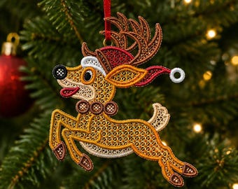 Könnte beinhalten: Ein gold-brauner, bestickter Rentier-Anhänger mit einer rot-weißen Weihnachtsmannmütze, großem Geweih und einem kleinen Halsband. Das Rentier ist in einer springenden Pose dargestellt und hat ein rotes Band zum Aufhängen am Weihnachtsbaum.