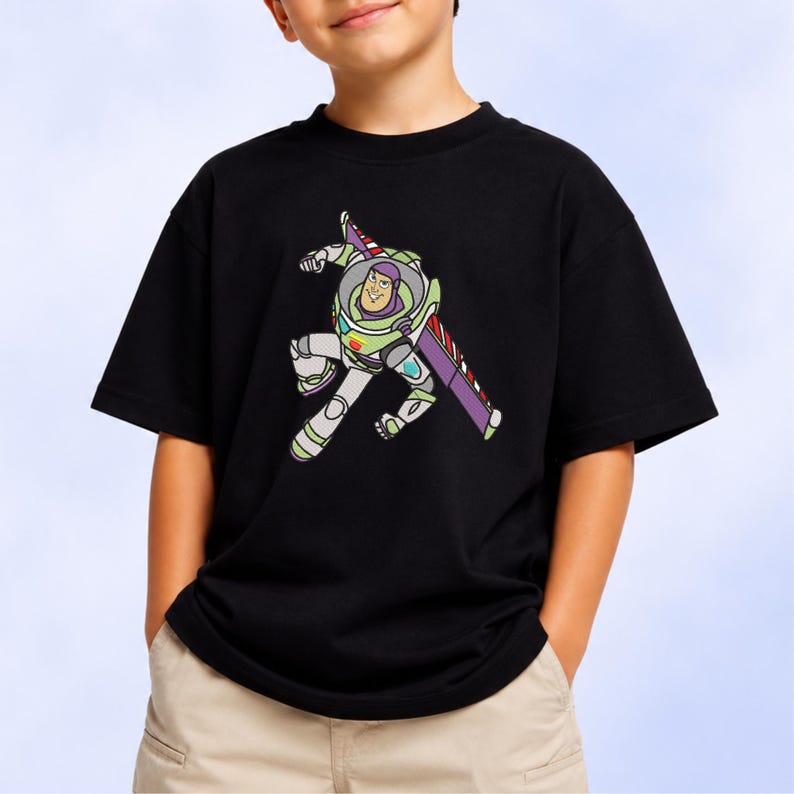 Puede incluir: Una camiseta negra de manga corta con un estampado gr&aacute;fico de un personaje de ranger espacial con un traje blanco, verde y morado con alas extendidas. El personaje aparece en una pose din&aacute;mica con una expresi&oacute;n sonriente en el pecho.