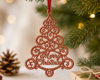 Könnte beinhalten: Ein kupferfarbener, filigraner Weihnachtsbaumschmuck in Spitzenoptik mit geschwungenen Ornamentmustern und dem Schriftzug Merry Christmas in der Mitte. Der Anhänger ist an einer dünnen roten Bandschlaufe an der Spitze befestigt.