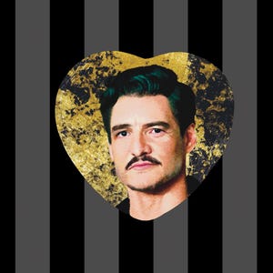 Op de afbeelding: Een hartvormig portret van een man met donker haar en een snor, tegen een achtergrond van bladgoud. De achtergrond heeft een zwart-grijs gestreept patroon.