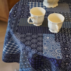 Könnte beinhalten: Eine weiße Keramiktasse mit schwarzem Henkel und dem Text "But First, Coffee" in schwarzer, fetter Schrift. Die Tasse steht auf einer weißen Oberfläche. Die Tasse ist 10 cm hoch.