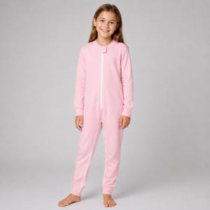 Può includere: Una tuta intera a maniche lunghe color rosa chiaro con una cerniera frontale bianca a tutta lunghezza che va dallo scollo al cavallo, dotata di polsini a coste su polsi e caviglie e una piccola linguetta in tessuto sopra la cerniera.