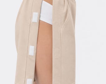 Aangepaste shorts voor dames met volledige zijopening, herstelshorts na een operatie, prothesevriendelijke kleding die geschikt is voor gipsverbanden en braces, en gemakkelijk aan te trekken.