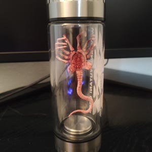 Alien Capsule Figurine Xenomorph Specimen Embryo Facehugger