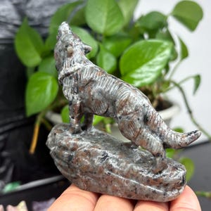 Può includere: Un set di tre tazze in ceramica con finitura opaca e macchiettata. Le tazze sono nei toni del crema, grigio chiaro e grigio scuro. Ogni tazza ha un design semplice e minimalista.