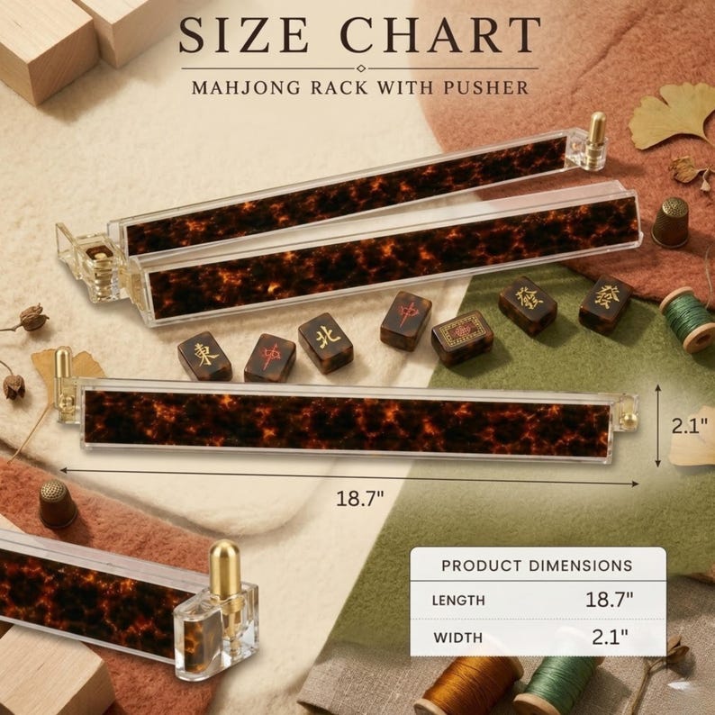 Puede incluir: Un juego de soportes de mahjong de acr&iacute;lico transparente con un patr&oacute;n de carey marr&oacute;n oscuro y tapas de metal dorado. Los soportes miden 47,5 cm de largo y 5,3 cm de ancho. Se muestran varias fichas de mahjong con caracteres dorados.