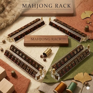 Puede incluir: Cuatro soportes de acr&iacute;lico transparente para mahjong con fichas de patr&oacute;n de carey que presentan caracteres chinos en oro y rojo. Una caja rectangular de madera central est&aacute; grabada con el texto MAHJONG RACK. Incluye un peque&ntilde;o vaso de lat&oacute;n.