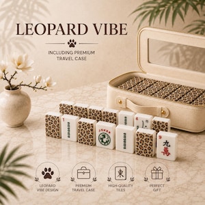Puede incluir: Un estuche de viaje beige con dise&ntilde;o de estampado de leopardo, que contiene fichas de mahjong. Las fichas son blancas con estampado de leopardo y caracteres chinos. El texto "LEOPARD VIBE" est&aacute; en la parte superior de la imagen.
