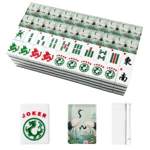 Może przedstawiać: Kompletny zestaw do gry w Mahjong z białymi kafelkami, czarnymi oznaczeniami oraz zielonymi, czerwonymi i czarnymi symbolami. Niekt&oacute;re kafelki przedstawiają ilustracje żurawi, a inne smoki i słowo "JOKER". Zestaw zawiera r&oacute;żnorodne kafelki do gry.