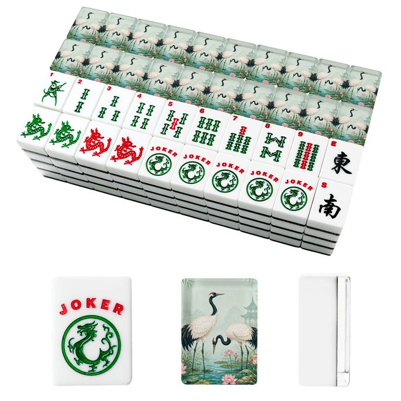 Może przedstawiać: Kompletny zestaw do gry w Mahjong z białymi kafelkami, czarnymi oznaczeniami oraz zielonymi, czerwonymi i czarnymi symbolami. Niekt&oacute;re kafelki przedstawiają ilustracje żurawi, a inne smoki i słowo "JOKER". Zestaw zawiera r&oacute;żnorodne kafelki do gry.