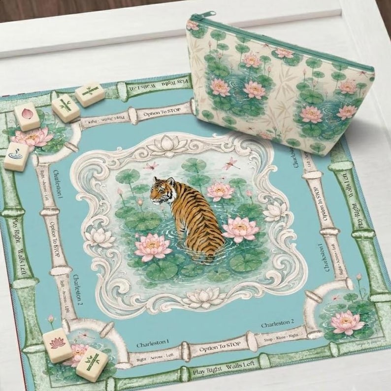 Puede incluir: Un juego de mesa cuadrado con fondo azul claro que presenta una ilustraci&oacute;n central de un tigre en un estanque con flores de loto rosas, rodeado por un borde estilo bamb&uacute; con texto como Charleston y Option To STOP, y fichas peque&ntilde;as.