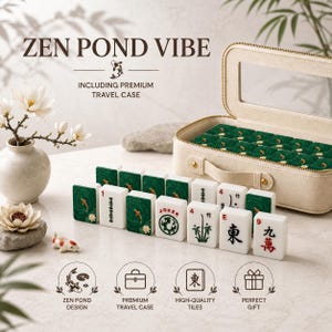 Pu&ograve; includere: Un set da Mahjong con tessere bianche decorate con inchiostro nero, rosso e verde, inclusa una tessera Joker e tessere con motivi di pesci koi e fiori di loto. Il set include una custodia da viaggio beige con cerniera, manico e finestra.