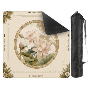 Puede incluir: Una esterilla de yoga beige con un dise&ntilde;o floral de loto y una bolsa de transporte negra. La esterilla presenta un dise&ntilde;o circular con flores de loto, hojas y el texto "PLAY RIGHT" y "WALL LEFT".
