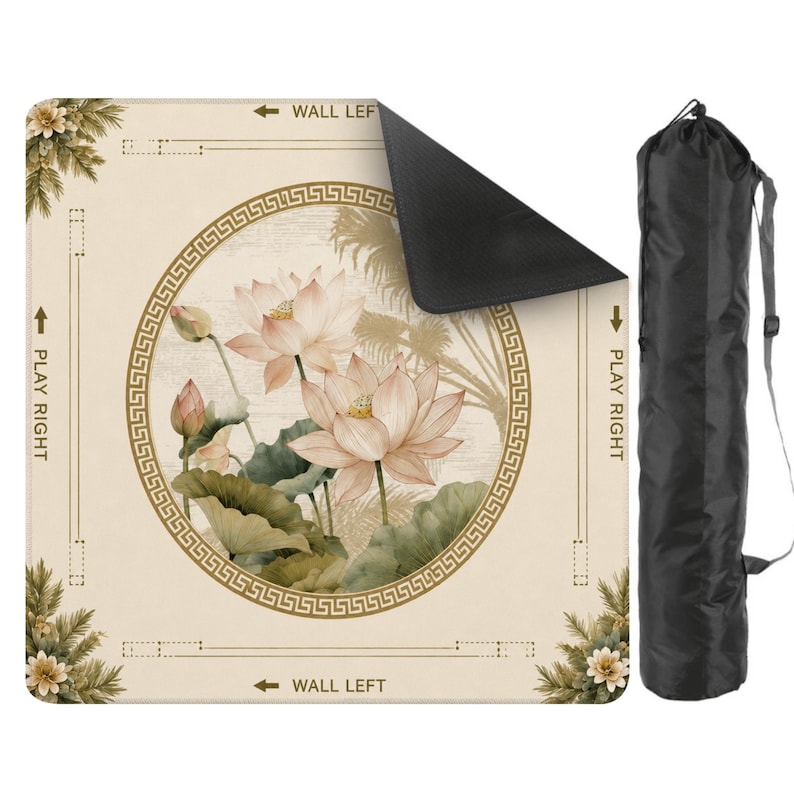 Puede incluir: Una esterilla de yoga beige con un dise&ntilde;o floral de loto y una bolsa de transporte negra. La esterilla presenta un dise&ntilde;o circular con flores de loto, hojas y el texto "PLAY RIGHT" y "WALL LEFT".