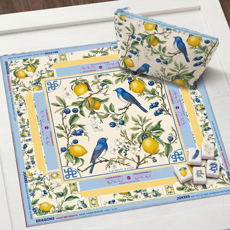 Puede incluir: Un conjunto decorativo con un dise&ntilde;o de limones, ar&aacute;ndanos y p&aacute;jaros azules. Incluye una bolsa con cremallera, una alfombra cuadrada y fichas de juego. El conjunto tiene una combinaci&oacute;n de colores azul claro y amarillo.