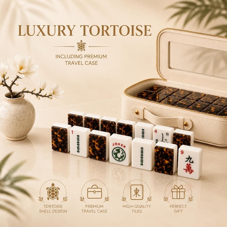 Puede incluir: Un juego de Mahjong con fichas que presentan un patr&oacute;n de carey marr&oacute;n y negro en el reverso y caras blancas con caracteres verdes, rojos y negros. El conjunto incluye un estuche de viaje rectangular de color crema con asa y ventana.