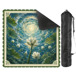 Op de afbeelding: Een vierkante buitendeken met een levendig impressionistisch schilderij van witte lotusbloemen en groene waterleliebladeren onder een wervelende blauwe lucht. De deken heeft een geschulpte groene rand en een zwarte cilindrische draagtas.