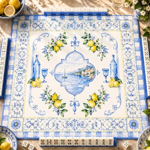 Peut inclure: Un plateau de jeu carr&eacute; avec une bordure &agrave; carreaux bleus et blancs. Le centre pr&eacute;sente une sc&egrave;ne c&ocirc;ti&egrave;re avec des citrons et une bouteille. Le plateau est entour&eacute; de pi&egrave;ces de jeu et de bols de citrons, cr&eacute;ant un th&egrave;me coh&eacute;rent.