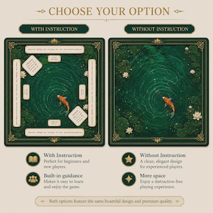 Pu&ograve; includere: Due tappetini da gioco quadrati con uno stagno verde scuro, ninfee e un singolo pesce koi arancione. Il tappetino a sinistra include istruzioni stampate e indicatori direzionali, mentre quello a destra mostra il design senza testo.
