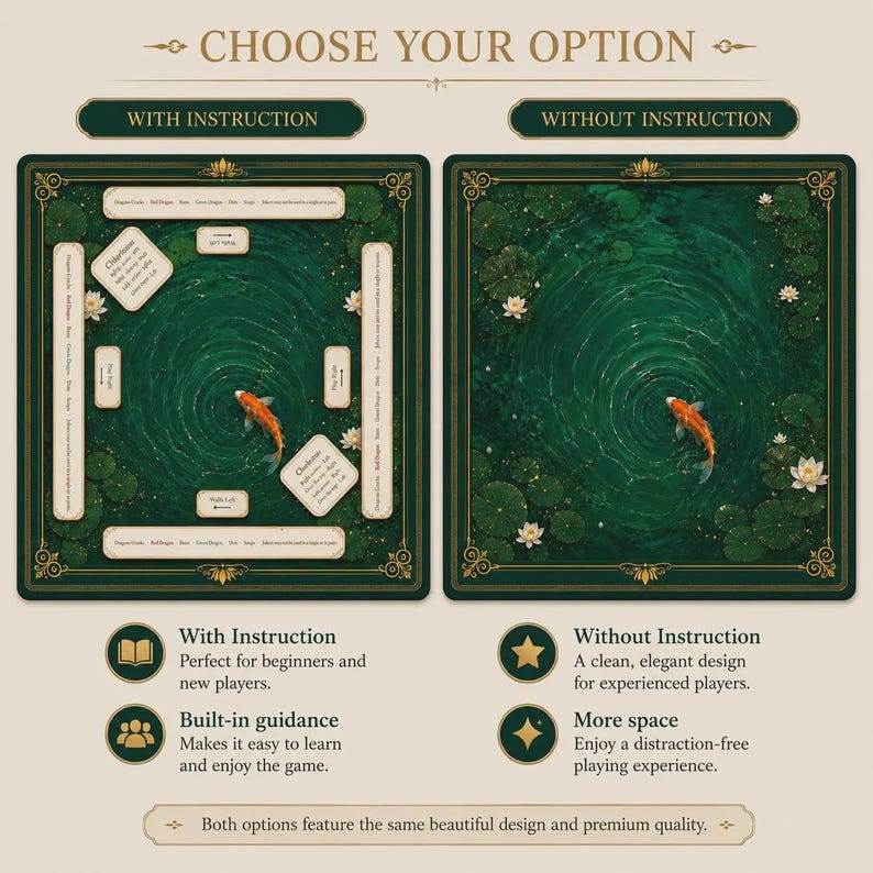 Pu&ograve; includere: Due tappetini da gioco quadrati con uno stagno verde scuro, ninfee e un singolo pesce koi arancione. Il tappetino a sinistra include istruzioni stampate e indicatori direzionali, mentre quello a destra mostra il design senza testo.