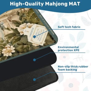 Puede incluir: Una alfombrilla de Mahjong de alta calidad con un dise&ntilde;o floral con flores blancas y follaje verde. La alfombrilla tiene una superficie de tejido t&eacute;cnico suave, protecci&oacute;n ambiental XPE y un respaldo de espuma de goma gruesa antideslizante.