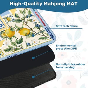 Puede incluir: Una esterilla de Mahjong de alta calidad con un dise&ntilde;o bot&aacute;nico con limones, hojas y ar&aacute;ndanos. La esterilla tiene un tejido t&eacute;cnico suave, protecci&oacute;n ambiental XPE y un respaldo de espuma de goma gruesa antideslizante. El texto "DRAGONS CRAKS-RED DRAGON BAM" es visible.
