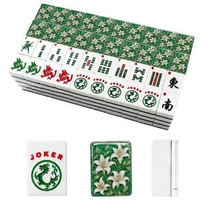 Pu&ograve; includere: Un set di tessere rettangolari da mahjong con facce bianche e disegni a inchiostro verde e rosso, inclusi motivi a drago, numeri, la scritta Joker e caratteri cinesi. Il retro presenta un dettagliato motivo floreale con gigli bianchi.
