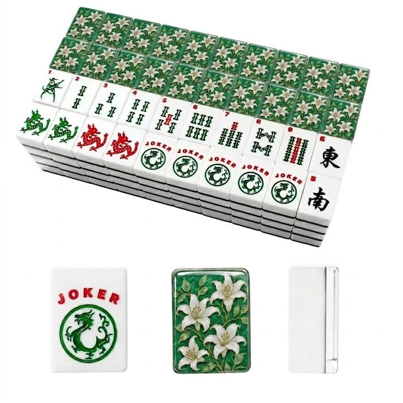 Pu&ograve; includere: Un set di tessere rettangolari da mahjong con facce bianche e disegni a inchiostro verde e rosso, inclusi motivi a drago, numeri, la scritta Joker e caratteri cinesi. Il retro presenta un dettagliato motivo floreale con gigli bianchi.