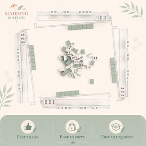 Puede incluir: Un juego de Mahjong con cuatro soportes de acr&iacute;lico transparente y una colecci&oacute;n de fichas blancas y verde salvia con marcas en rojo, negro y verde. El conjunto incluye un mont&oacute;n central de fichas y cuatro soportes en formaci&oacute;n cuadrada.