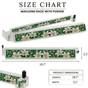 Pu&ograve; includere: Un supporto per Mahjong in acrilico trasparente con spingitore caratterizzato da un motivo floreale verde con gigli bianchi. Il testo SIZE CHART e MAHJONG RACK WITH PUSHER &egrave; visibile. Le dimensioni sono 18,7 pollici di lunghezza e 2,1 di larghezza.