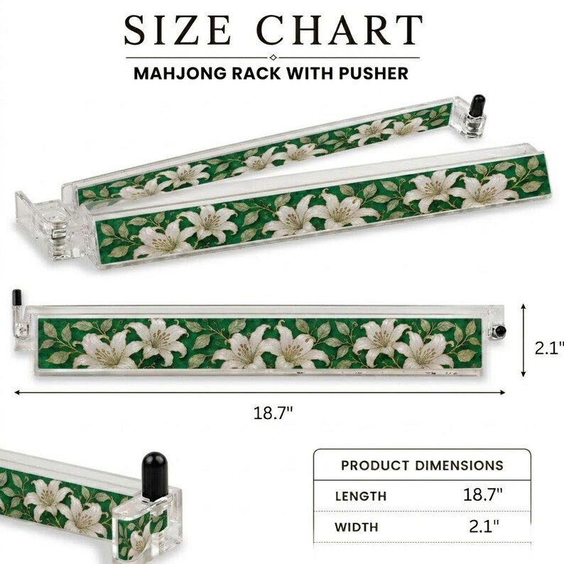 Pu&ograve; includere: Un supporto per Mahjong in acrilico trasparente con spingitore caratterizzato da un motivo floreale verde con gigli bianchi. Il testo SIZE CHART e MAHJONG RACK WITH PUSHER &egrave; visibile. Le dimensioni sono 18,7 pollici di lunghezza e 2,1 di larghezza.
