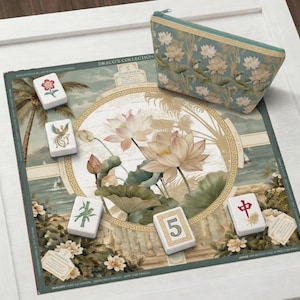 Puede incluir: Un juego de mahjong decorativo con fichas con diseños florales y simbólicos, colocado sobre un tapete a juego con un motivo de flor de loto. También se incluye una bolsa con cremallera a juego con un estampado de loto.